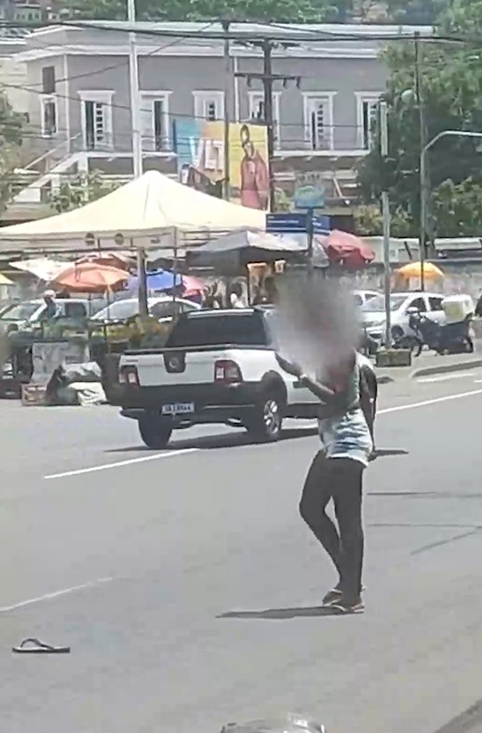 Homem é esfaqueado por mulher durante briga na rua em Salvador; veja registro por Reprodução 