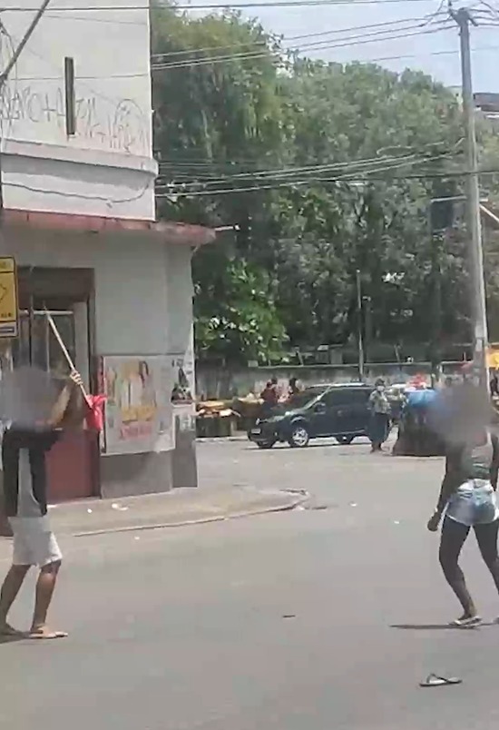 Homem é esfaqueado por mulher durante briga na rua em Salvador; veja registro por Reprodução 