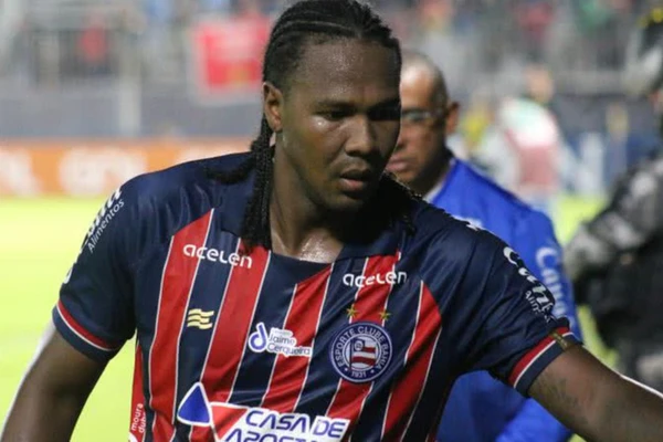 Hugo Rodallega com a camisa do Bahia