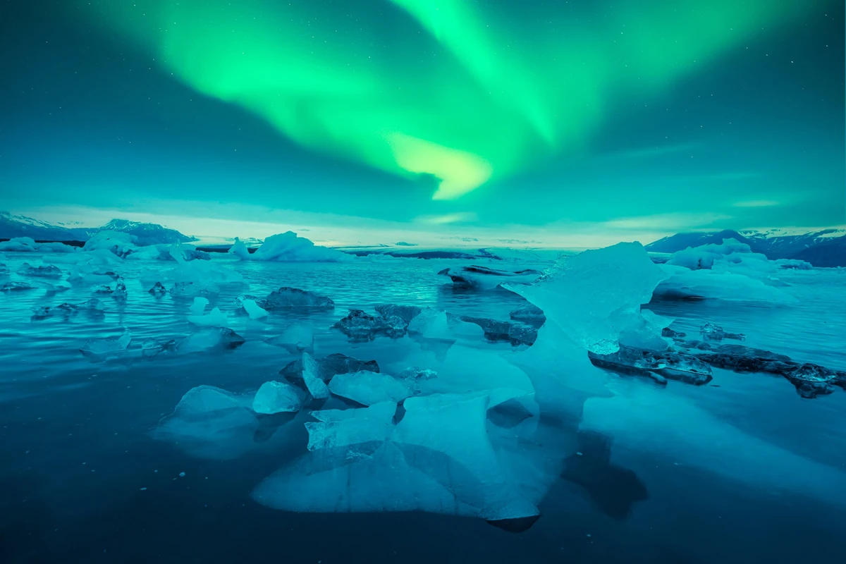 Islândia – Paisagens extremas e introspecção por Shutterstock