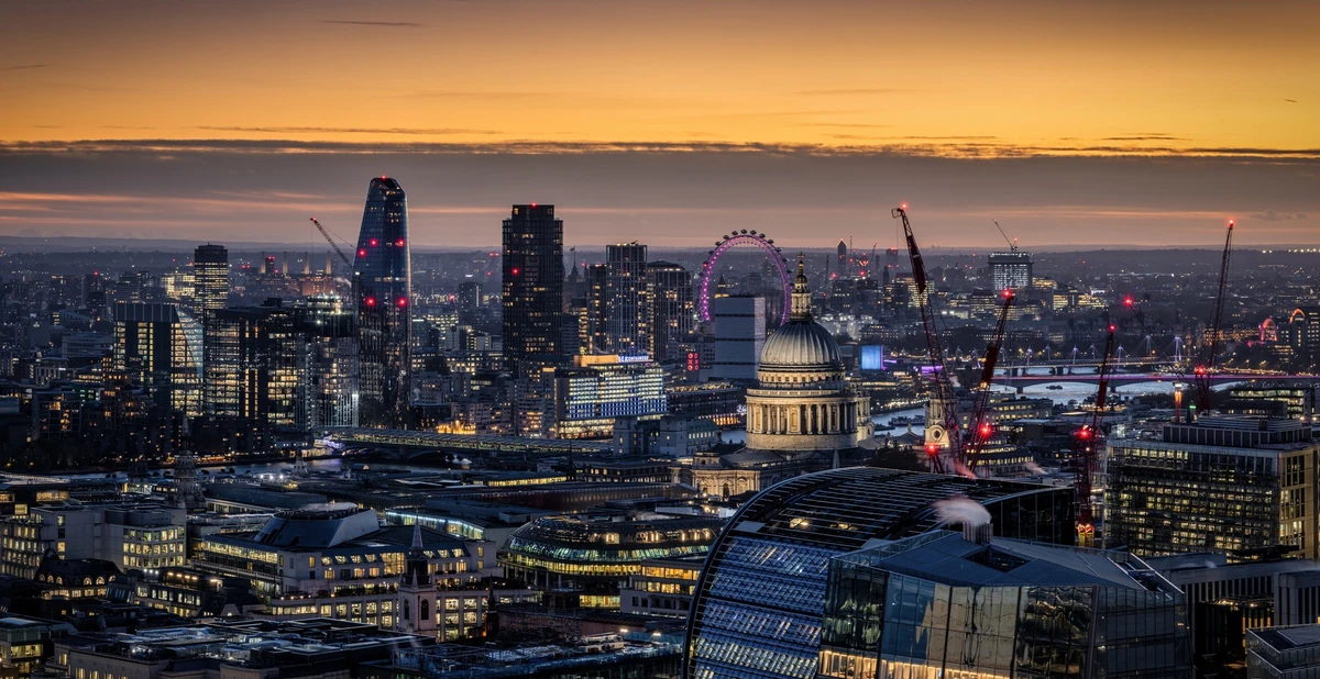 Londres (Inglaterra) – História sólida e tradição por Shutterstock