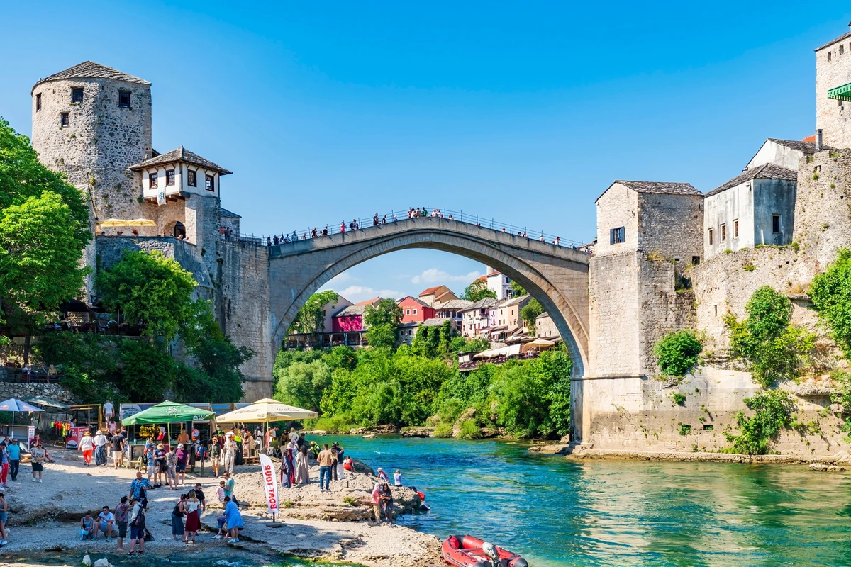 Mostar (Bósnia e Herzegovina) - – História marcada por conflitos e reconstrução simbólica por Shutterstock