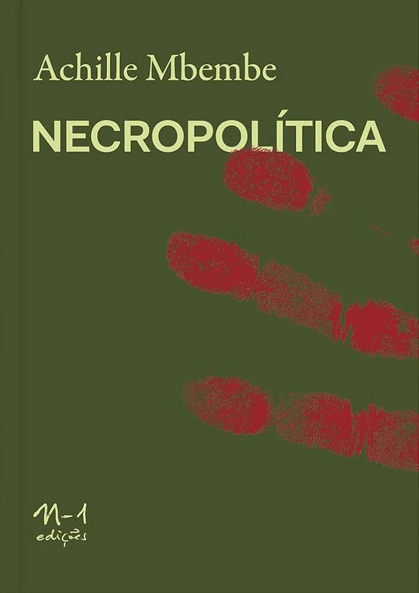 Necropolítica, de Achille Mbembe (N-1 Edições). Um ensaio que expande a ideia de biopoder, propondo que o poder contemporâneo opera cada vez mais através da gestão da morte, criando "mortos-vivos" submetidos a condições de vida precárias, onde o Estado decide quem vive e quem morre, especialmente através da violência, controle e abandono de populações. por Reprodução