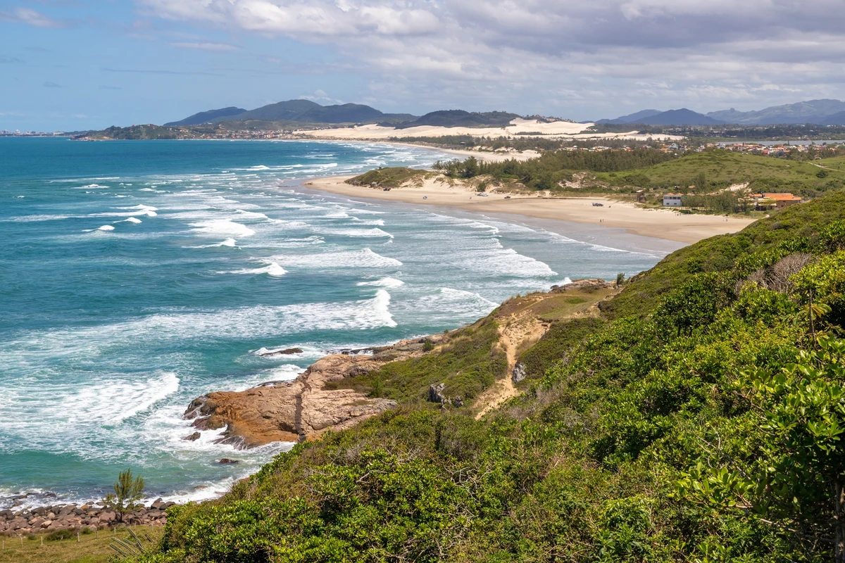 Praia do Rosa (SC) – Paisagem sensível e clima introspectivo por Shutterstock