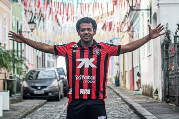 Romarinho com a camisa do Vitória no Pelourinho por Victor Ferreira/EC Vitória