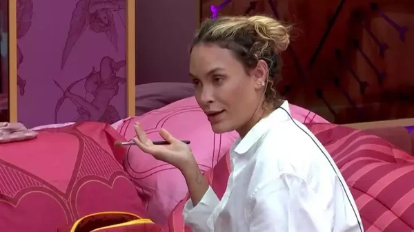 Sarah comenta atitudes de Ana Paula em conversa com Sol e dispara sem rodeios