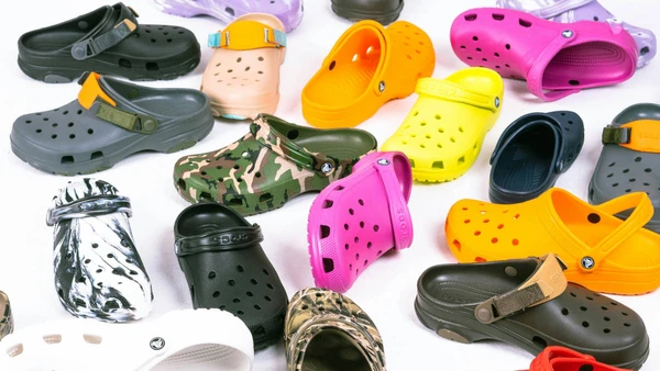 Sola que “trava” no chão e formato largo entram no alerta do médico, que libera o uso só em situações rápidas, como depois do banho.