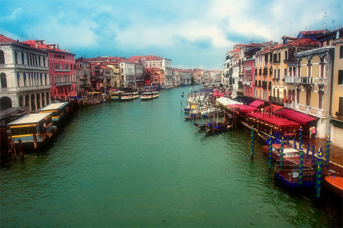 Veneza (Itália) – Romantismo e imaginação por Shutterstock
