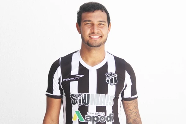 Vinícius com a camisa do por Divulgação/Ceará