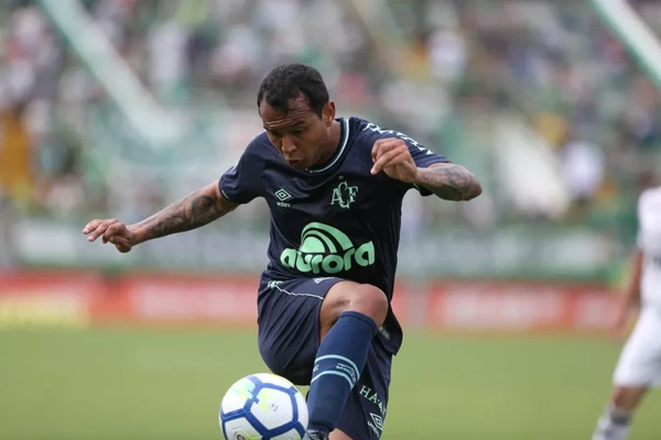 Vinícius com a camisa do por Sirli Freitas/Chapecoense
