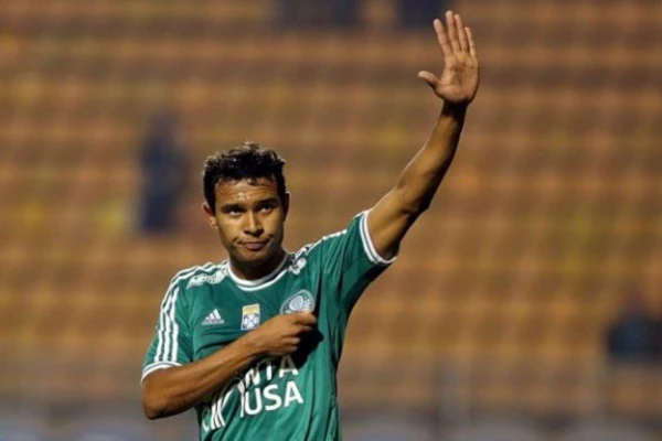 Vinícius com a camisa do por Divulgação 