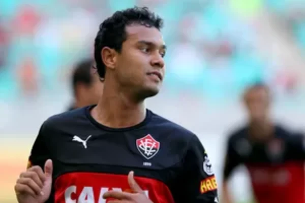 Vinícius com a camisa do por Felipe Oliveira/EC Vitória