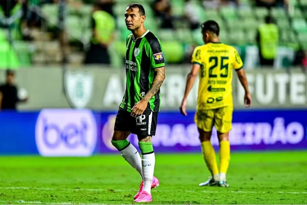 Vinícius com a camisa do por Mourão Panda / América-MG