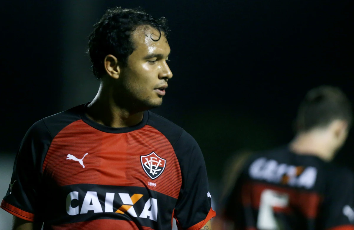 Vinícius com a camisa do 