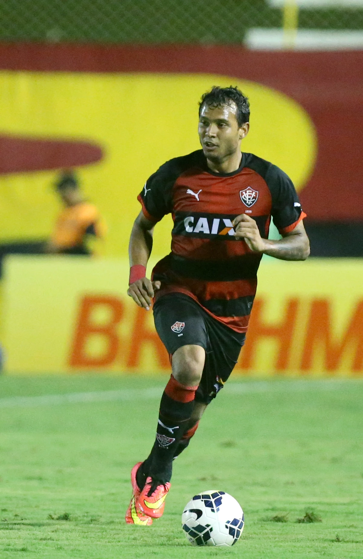 Vinícius com a camisa do por Felipe Oliveira/EC Vitória