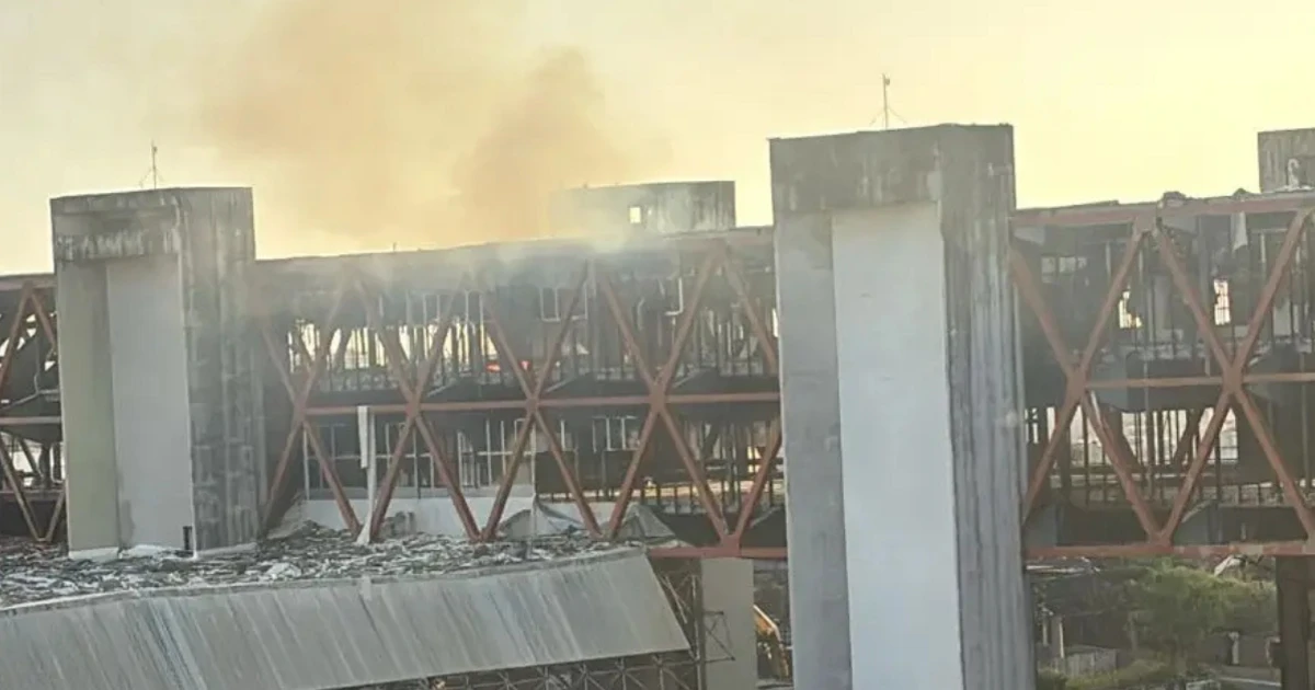 Imagem - Incêndio atinge antigo Centro de Convenções e assusta moradores do Stiep