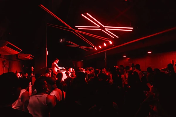 A Amsterdam (@amsterdamrv), no Rio Vermelho, é uma boate moderna e animada que se tornou um dos pontos mais vibrantes da noite loca.