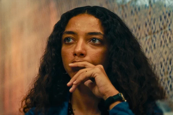 Alice Carvalho interpreta Fátima, esposa do protagonista Marcelo e vive emoções fortes ao lado dele no contexto tenso da história por Reprodução