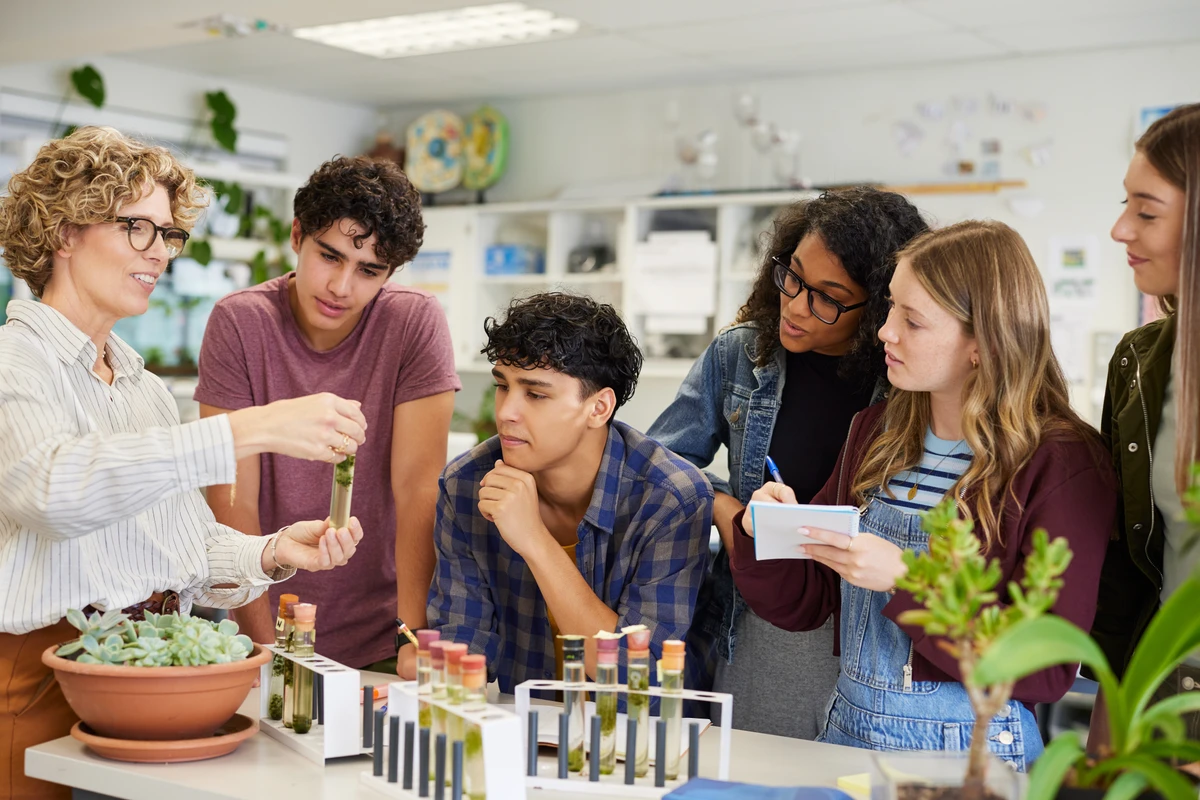 Estudantes durante aula prática de ciências