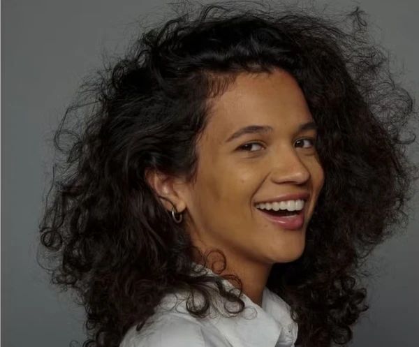 Laura Lufési interpreta Flavia, uma estudante que no presente pesquisa a história dos eventos passados, conectando gerações e memórias por Reprodução