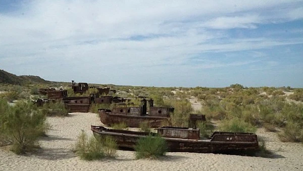 Leito seco do lago está repleto de algas mortas, sal e destroços de navios abandonados