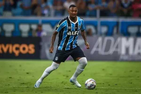 Luan Cândido com a camisa do Grêmio por Lucas Uebel/ Grêmio FBPA