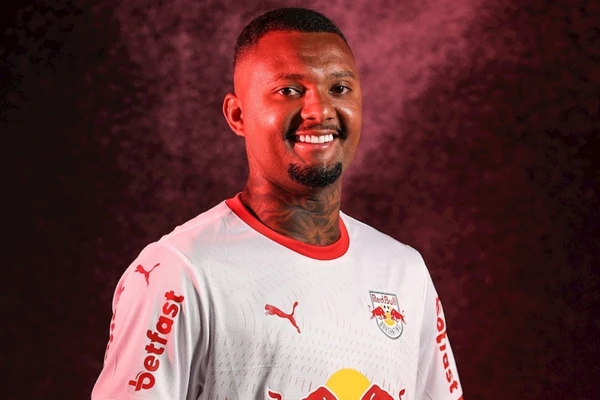 Luan Cândido com a camisa do Red Bull Bragantino por Ari Ferreira/Red Bull Bragantino