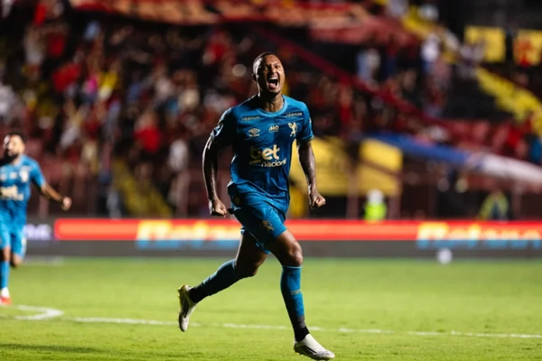 Luan Cândido com a camisa do Sport