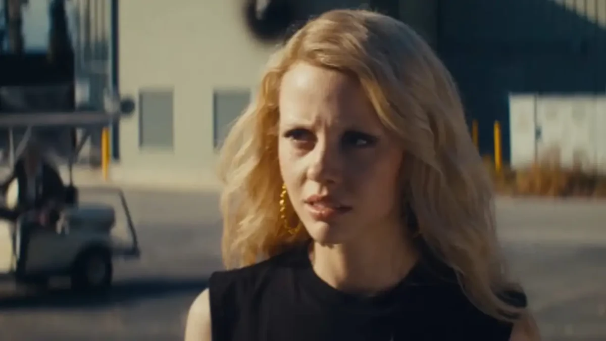 Mia Goth em cena de 'MaXXXine' por Reprodução/A24