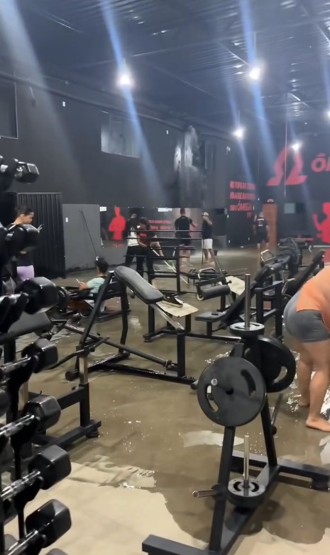 Mulher continua treino em academia alagada e viraliza na Bahia por Reprodução/ Redes sociais