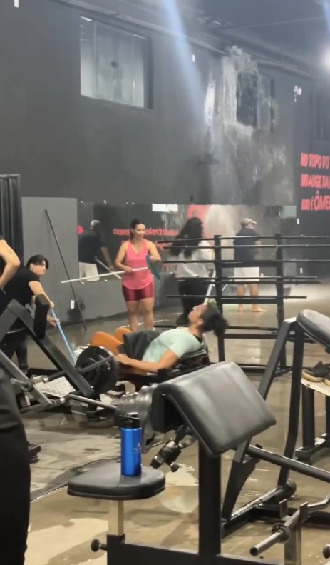 Mulher continua treino em academia alagada e viraliza na Bahia por Reprodução/ Redes sociais