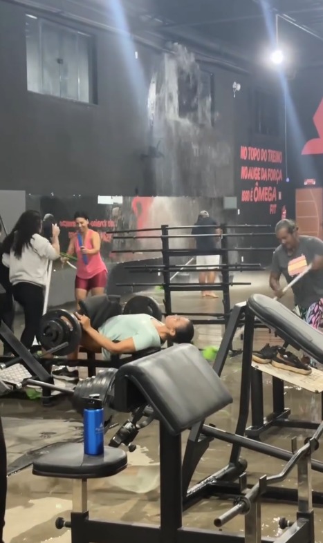 Mulher continua treino em academia alagada e viraliza na Bahia por Reprodução/ Redes sociais