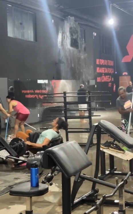 Mulher continua treino em academia alagada e viraliza na Bahia por Reprodução/ Redes sociais