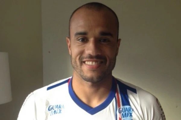 Roger Silva com a camisa do Bahia, em 2015 por Divulgação/EC Bahia