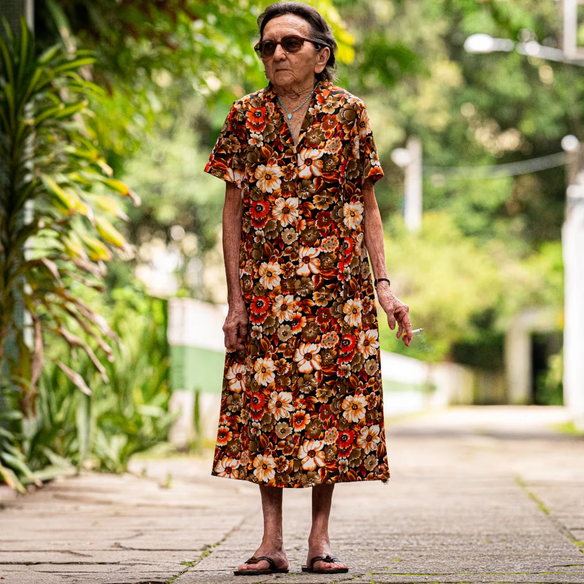 Tânia Maria é Dona Sebastiana, uma mulher forte e acolhedora que abriga perseguidos políticos no Recife dos anos 1970. A atriz, que começou a atuar aos 72 anos e nunca tinha visto filmes antes, virou sensação nacional por Reprodução