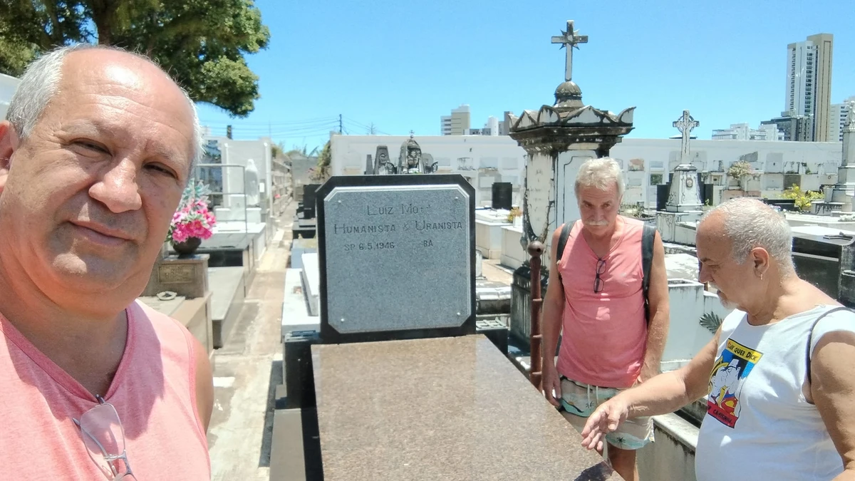 Luiz Mott e sua morada eterna devidamente preparada por Divulgação