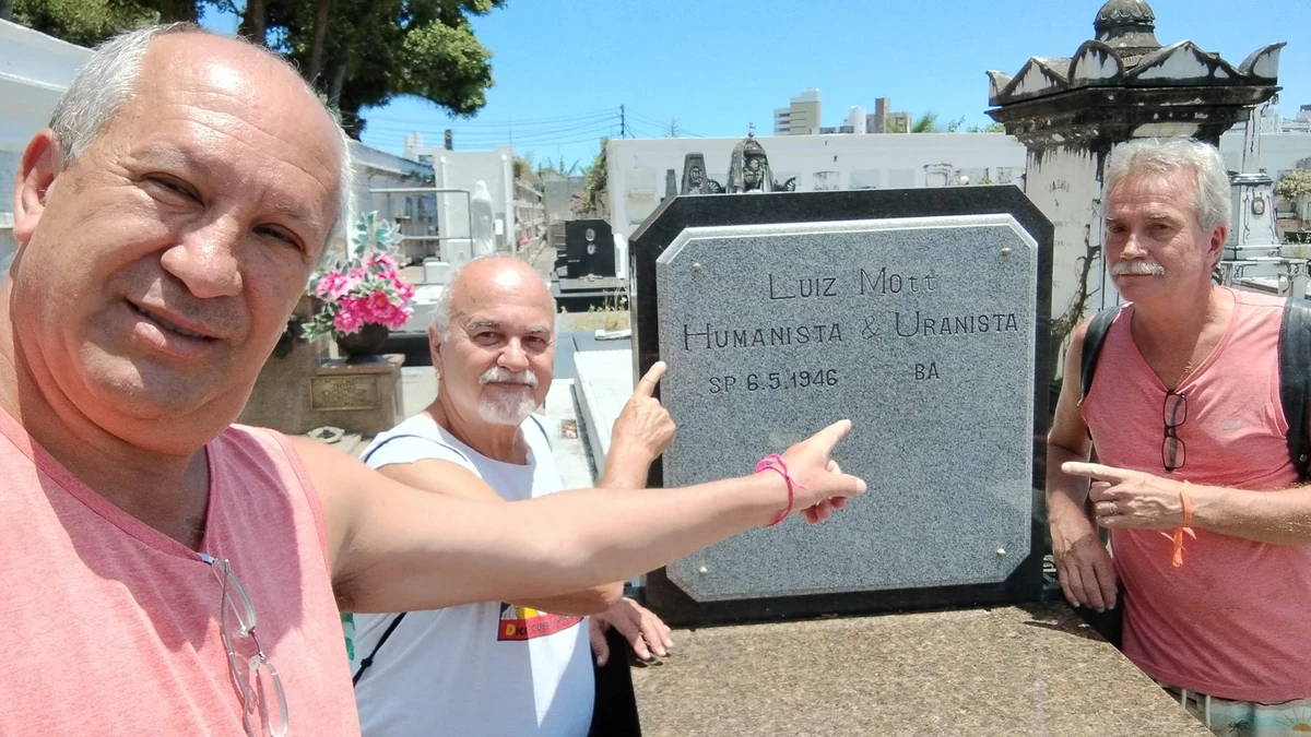 Luiz Mott e sua morada eterna devidamente preparada por Divulgação