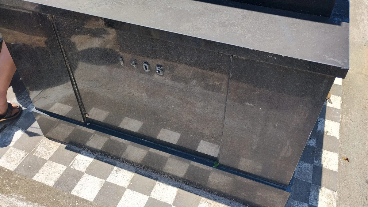 Luiz Mott e sua morada eterna devidamente preparada por Divulgação