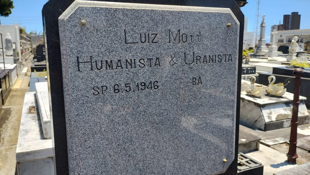 Luiz Mott e sua morada eterna devidamente preparada por Divulgação