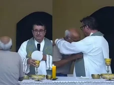 Imagem - Fiel interrompe missa e abraça padre após receber notícia da morte do neto