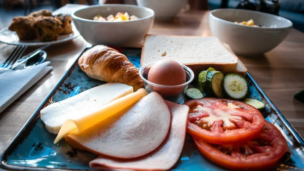 Aprenda a montar o café da manhã ideal para garantir mais disposição e saúde no seu futuro