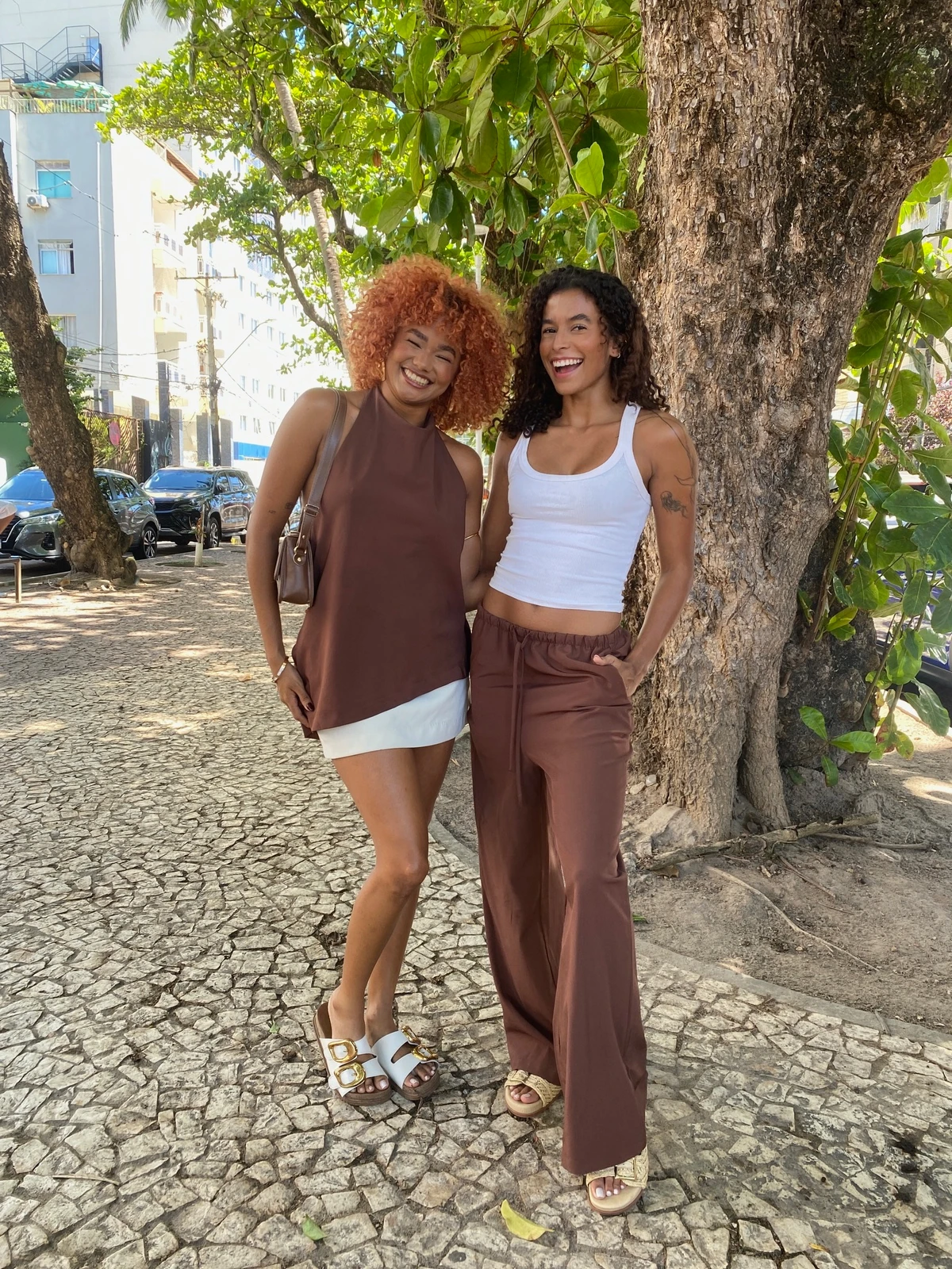 As irmãs Evelyn, de saia, e Ellen Reis, de calça, revelam toda uma cumplicidade