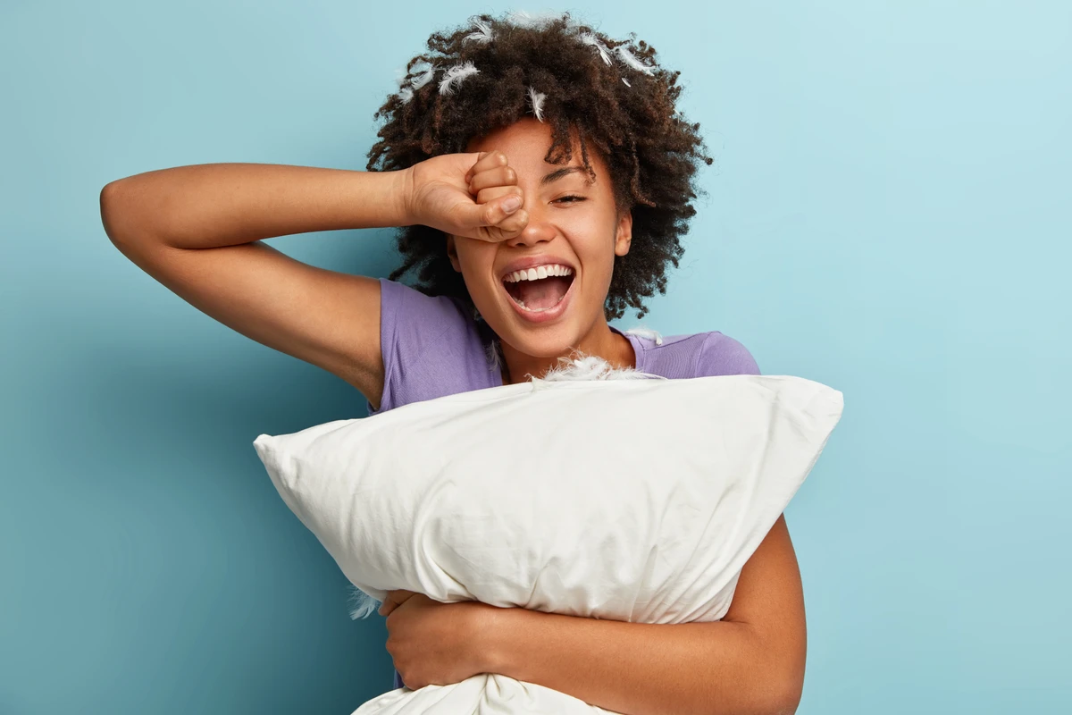 Dormir com a porta aberta pode ser a solução ideal para quem sofre com problemas respiratórios e noites mal dormidas por Reprodução | Freepik