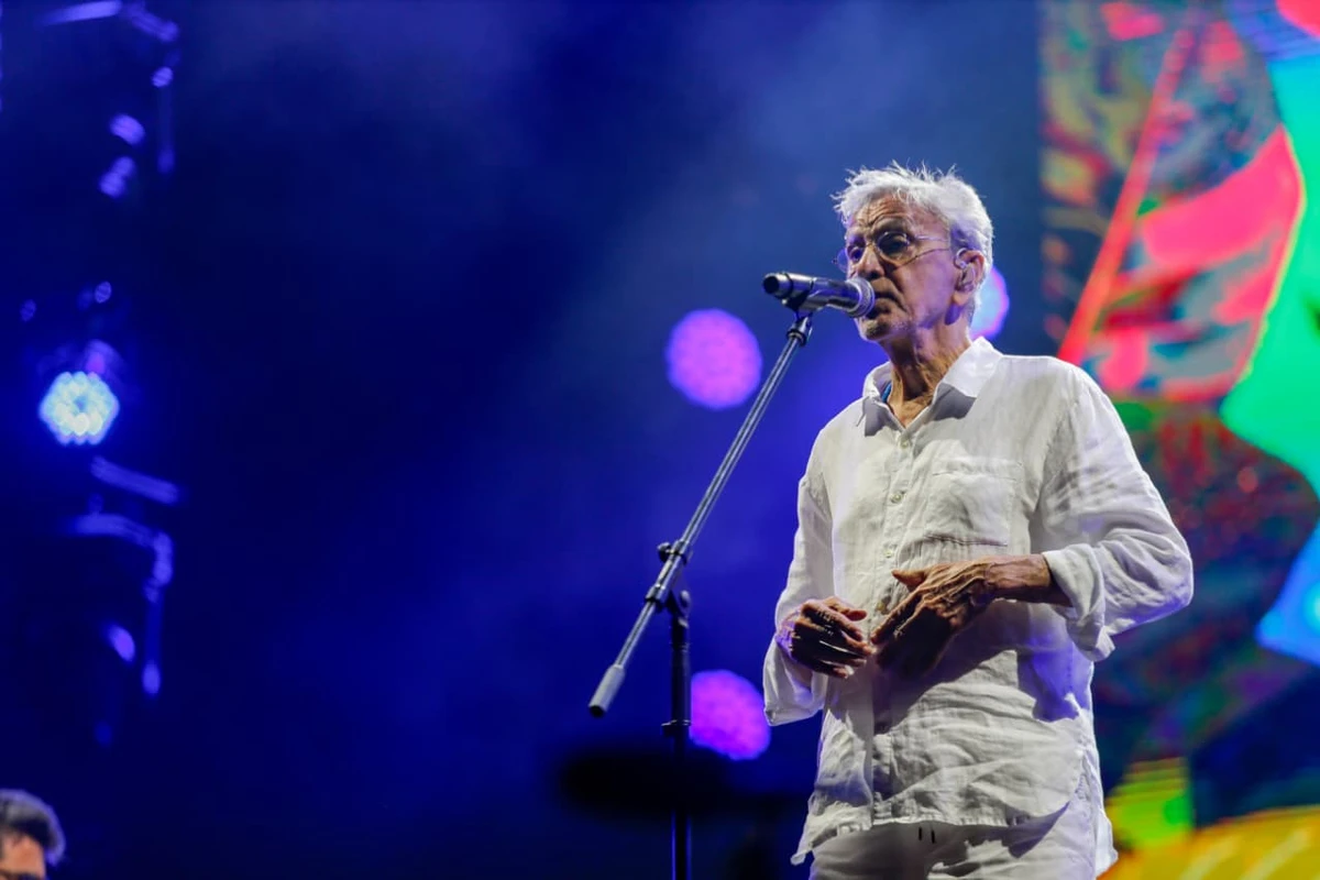 Caetano Veloso faz passagem de som para o Festival de Verão 2026