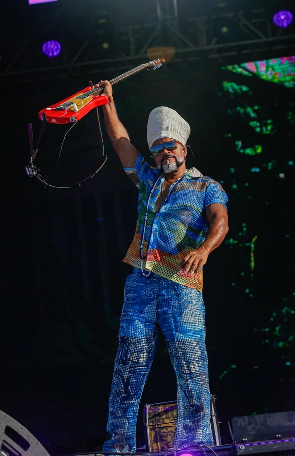Carlinhos Brown faz passagem de som para o Festival de Verão por Arisson Marinho/CORREIO