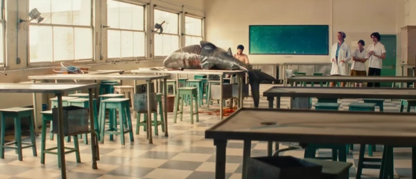 Cena de "O Agente Secreto" em que um tubarão aparece em cima de uma mesa por Reprodução