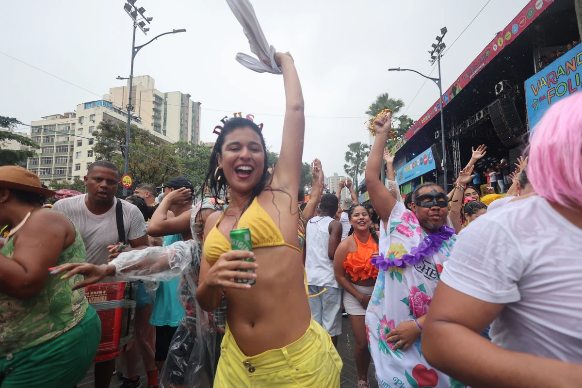 Mononucleoses: infecção viral conhecida como “doença do beijo”, causada pelo vírus Epstein-Barr. Provoca fadiga intensa, febre e aumento dos gânglios. por Nara Gentil/ARQUIVO CORREIO