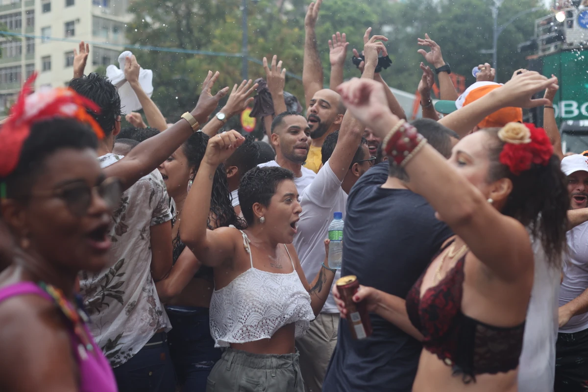 Resfriados são infecções virais leves das vias respiratórias, com coriza, espirros e congestão nasal. Costumam melhorar em poucos dias. Já a faringite é a inflamação da faringe que causa dor de garganta, dificuldade para engolir e irritação. Pode ser viral ou bacteriana. A gripe é causada pelo influenza, com febre alta, dores no corpo, cansaço intenso e tosse. Pode evoluir para quadros mais graves por Nara Gentil/ARQUIVO CORREIO