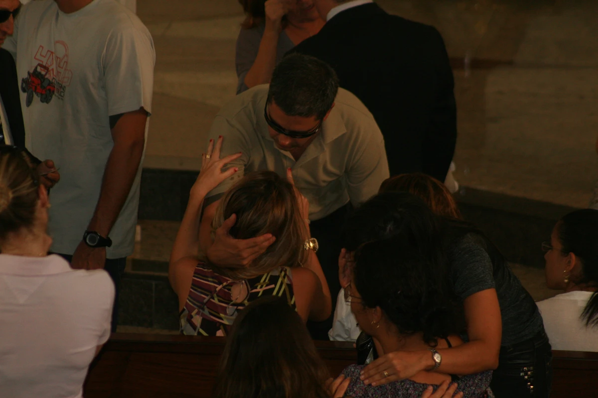 Familiares e amigos na missa de sétimo dia por Evandro Veiga/Arquivo CORREIO