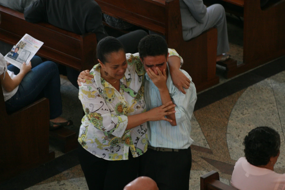 Familiares e amigos na missa de sétimo dia por Evandro Veiga/Arquivo CORREIO